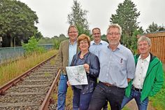 Die Vertreter der Kommunen Plöns Bürgermeister Lars Winter, Bürgermeisterin Silke Roßmann, Wankendorf,  Frank Neufeind, Stadt Plön, Fachbereich Wirtschaftsförderung sowie Dipl.-Ing. Eckart Schäfer, Bauleitplanung des Kreises Plön und Detlev Schulz, Stadtplanung für öffentlichen Personennahverkehr der Stadt Neumünster setzen sich für die Reaktivierung der Bahnstrecke Neumünster-Ascheberg ein.