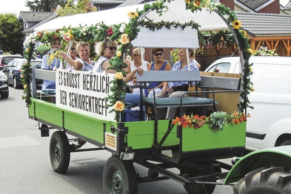 ... wie hier der Seniorentreff nicht nehmen, beim Festumzug dabei zu sein.