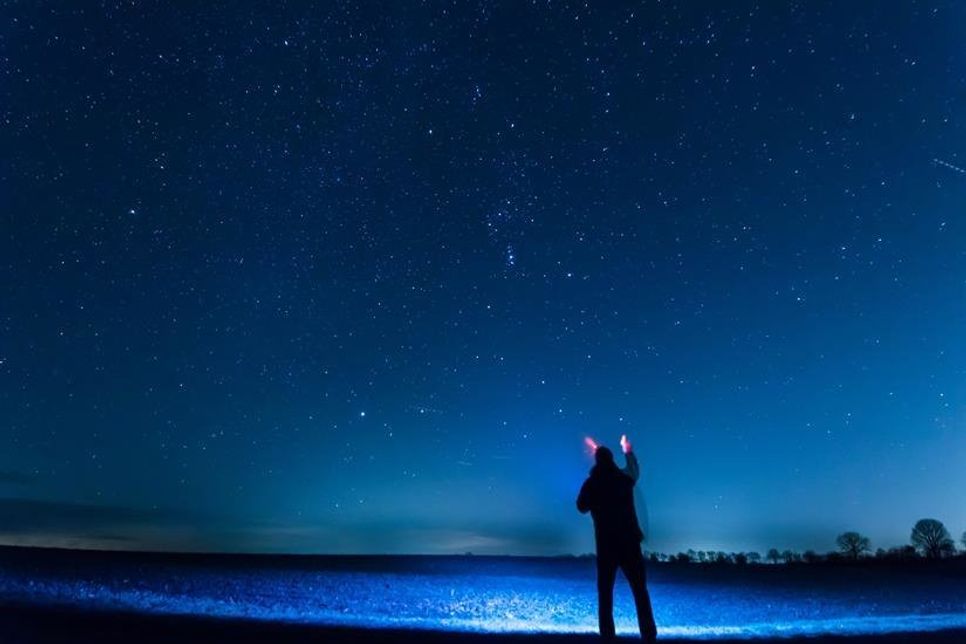 Beim gemeinsamen Wandern durch die stillen Felder werden Sterne und Sternenbilder erklärt.