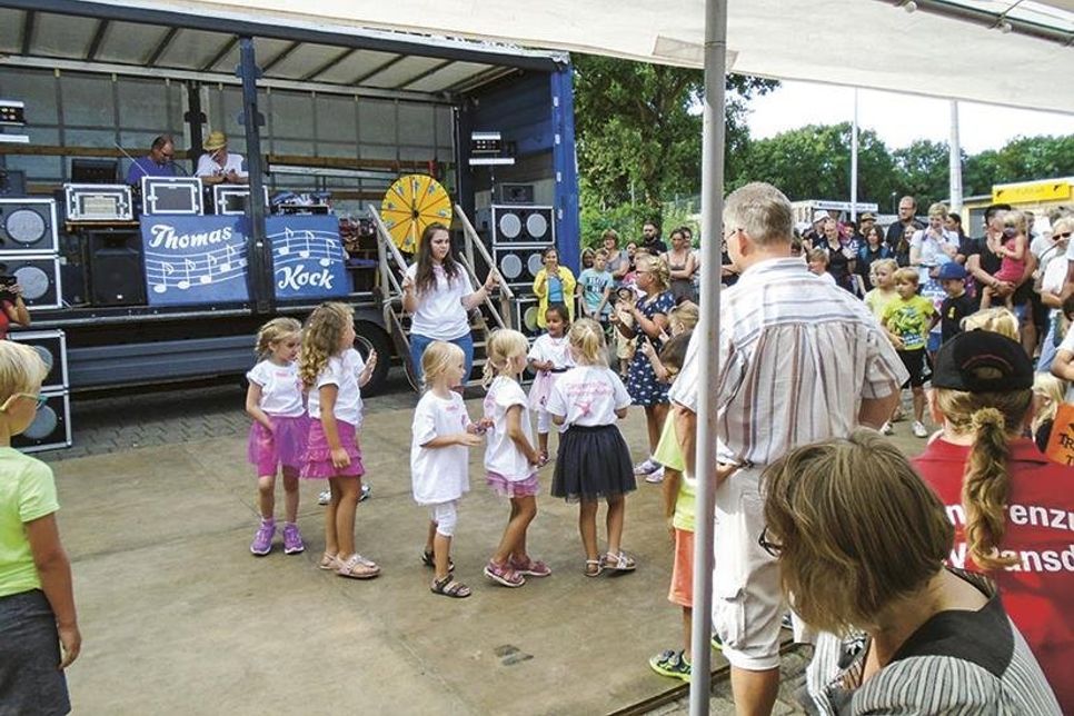 Unmittelbar nach dem Festumzug startet das Unterhaltungsprogramm auf dem Willi-Grenzfeldt-Platz.  Fotos: Ortskartell Sereetz
