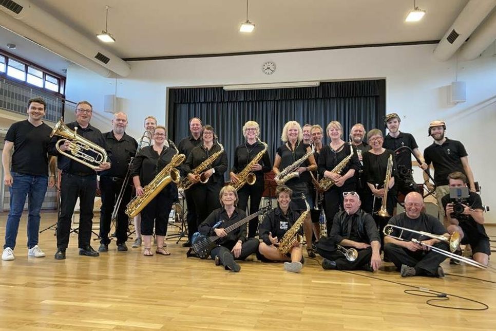 Zufriedene Gesichter nach der Aufnahme: Die beteiligten Musikerinnen und Musiker mit Coach Martin Berner (ganz links), daneben der 1. Vorsitzende der „Bandfelder“ Olaf Wulf, Tontechniker Ole Seimetz (4. v. lks.) und ganz rechts das Team der Firma Kreuzweise Filmproduktion aus Lübeck.