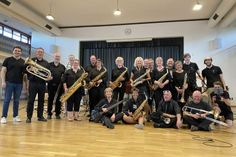 Zufriedene Gesichter nach der Aufnahme: Die beteiligten Musikerinnen und Musiker mit Coach Martin Berner (ganz links), daneben der 1. Vorsitzende der „Bandfelder“ Olaf Wulf, Tontechniker Ole Seimetz (4. v. lks.) und ganz rechts das Team der Firma Kreuzweise Filmproduktion aus Lübeck.