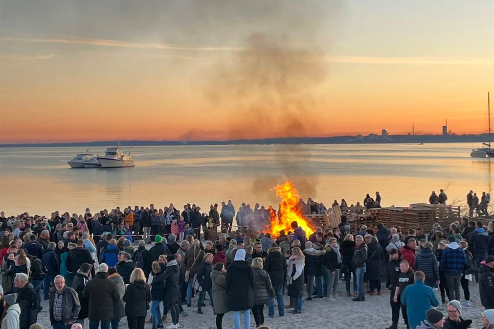 Rund 2.000 Menschen trafen sich am Samstagabend, um traditionell den Winter zu vertreiben.