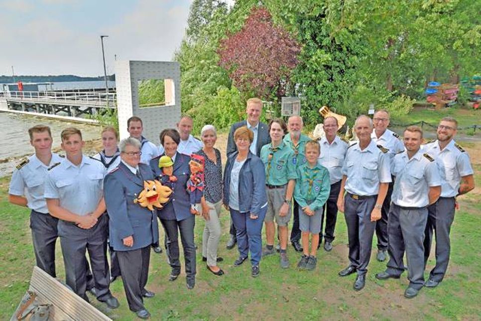 Insgesamt  5100 Euro konnte die Marineunteroffiziersschule für gute Zwecke spenden.
