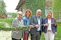 Vor dem Schnitt, der den Projektstart symbolisiert (v.l.): Jörg Schumacher, Stefanie Hönig, Bernd Rubelt und Kerstin Stein-Schmidt. Symbolisch war dieser Schnitt auch für Stadtbaumeister Rubelt an seinem „ehrlich allerletzten Arbeitstag“. Er rief die Eutiner auf: „Bewahren Sie sich Mut und Fantasie!“