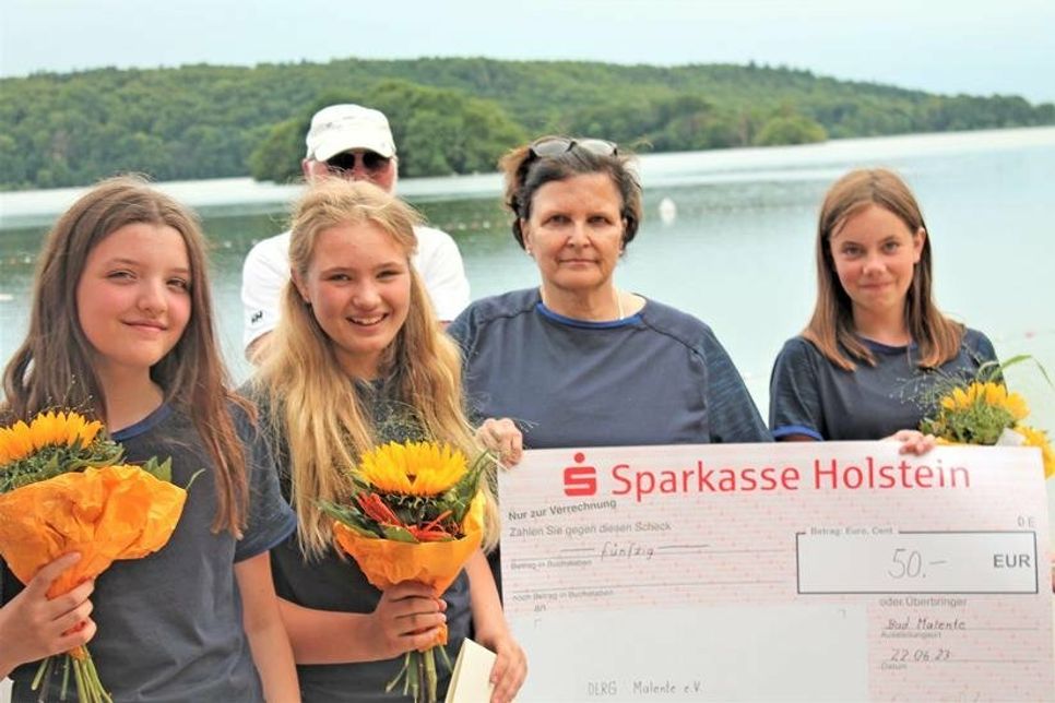 Caren Kügler freut sich über die Ehrung von Karla Soost, Karla Hoffmann und Hanna Wolff.