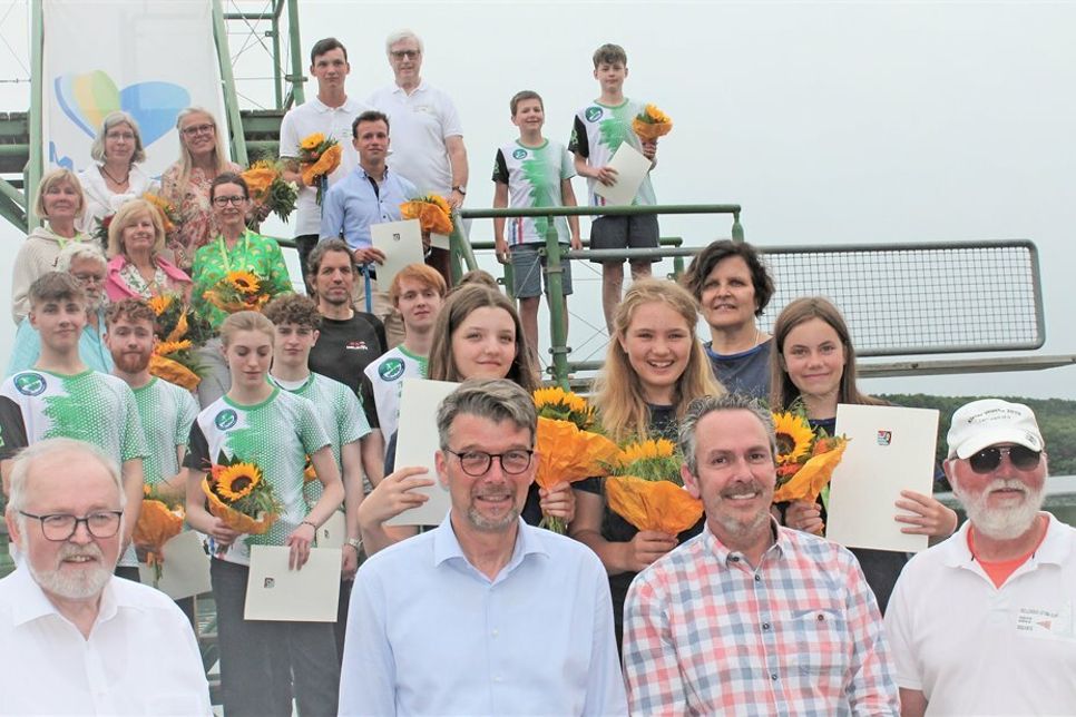 Im Strandbad am Dieksee hat Malente seine verdienten Sportlerinnen und Sportler geehrt – Michael Koch Heiko Godow, Michael Zühlke und Günter Heppes freuen sich mit den Aktiven.