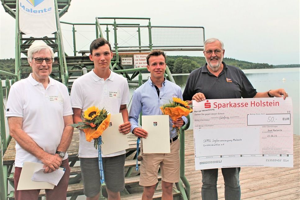 Henning Dieckmann (v.l.), Max Behrens und Justua Freese freuen sich über die Ehrung und den Scheck, den der Finanzvorstand Wilhelm von Hollen fest in den Händen hält.