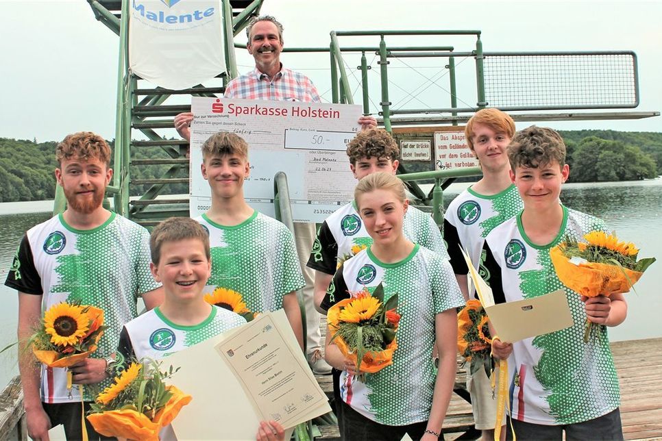 Michael Zühlke mit seinen erfolgreichen Aktiven: Philipp Zülke (oben v. l.), Paul Bienengräber, Malte Christmann, Jonas Zühlke, (unten v. l.) Silas Bonin, Tjarda Bauch, Lennard Bauch