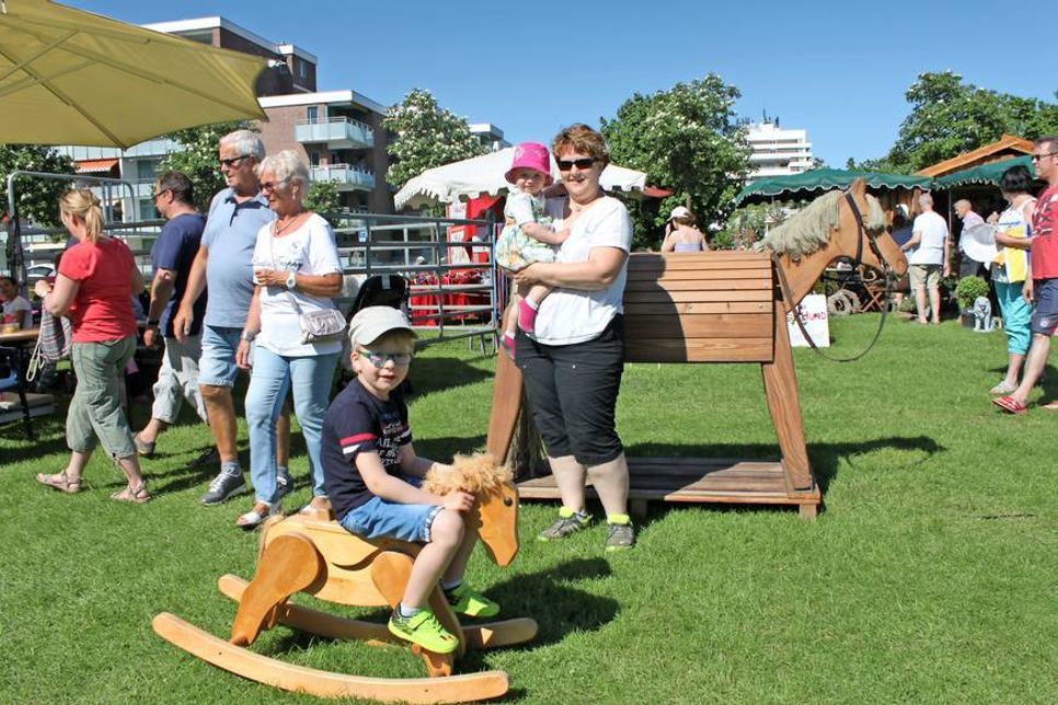 Reiten auf einem echten Pony oder auf dem Schaukelpferd - beides war bei den Kindern schwer angesagt.