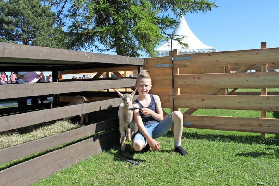 Felix vom Ziegenhof aus Malkwitz bei Malente mit einer Ziege zum Streicheln.