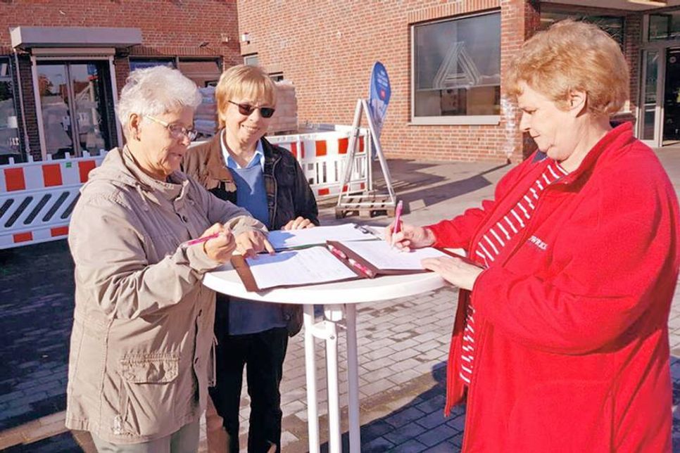 Gemeinsam hatten Ratekaus Behindertenbeauftragte Gabriele Friedmann (Mitte) ...