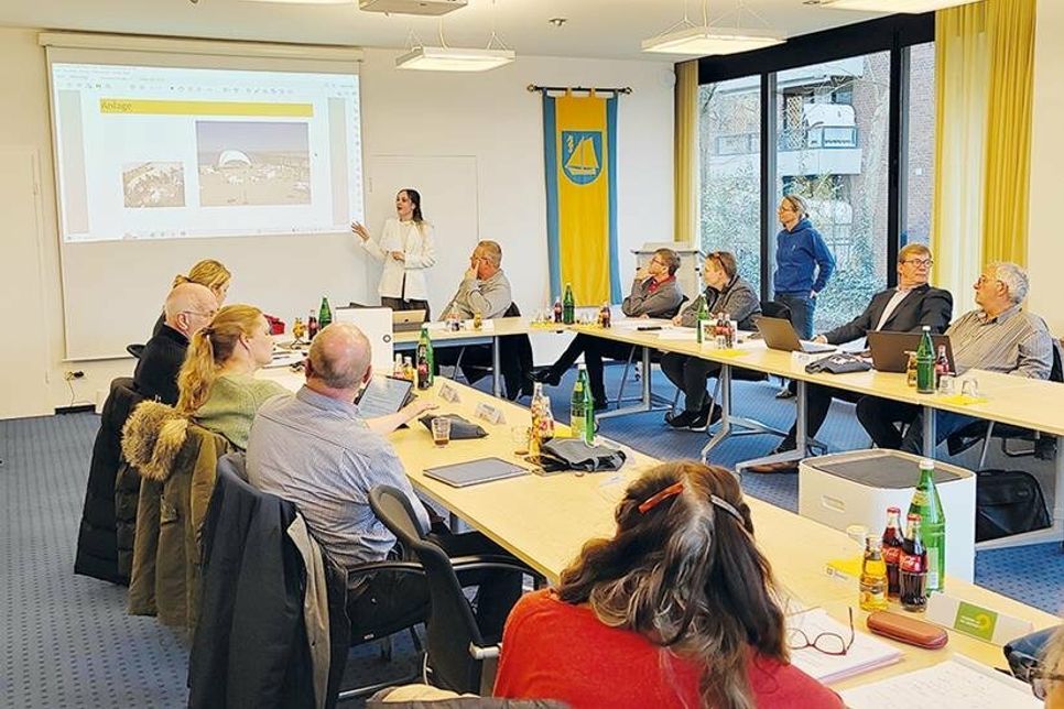 Schülersprecherin Emilia Rizutti stellte das Konzept „Traumraum“ im April den Mitgliedern des Tourismusausschusses vor.