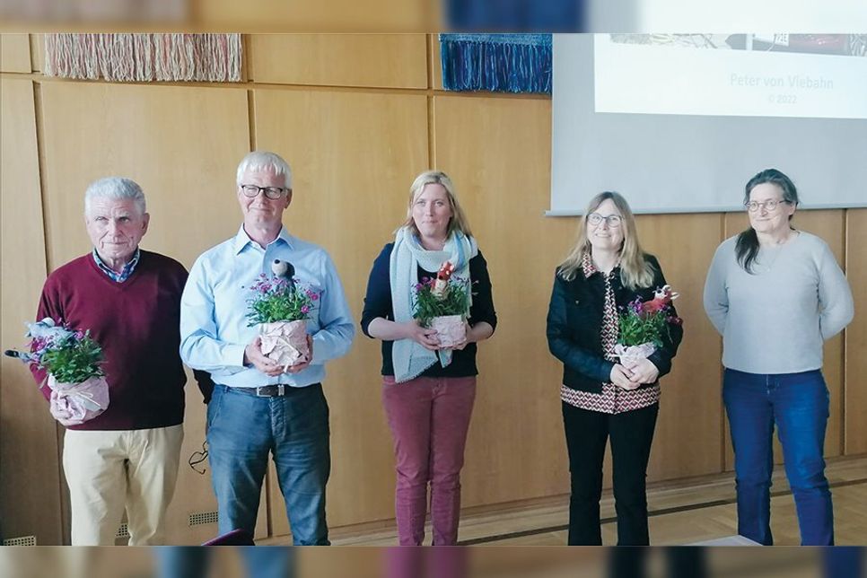 Im Beisein von Stadtpräsidentin Wiebke Zweig (2.v.r.) gab Rudolf Meisterjahn (l.) den Staffelstab als 1. Vorsitzender des Bad Schwartauer Umweltbeirates an Michael Thole. Gemeinsam mit Anja Heidemann gehört er jedoch auch weiterhin dem Beirats-Vorstand an.