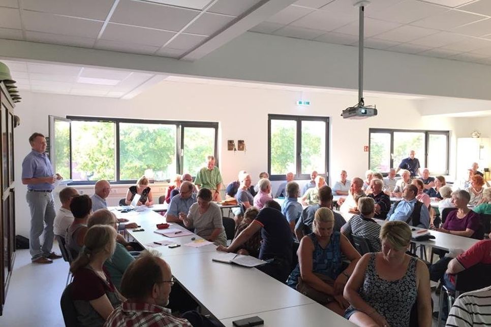 Andreas Nagel (lks.) vom Planungsbüro Ostholstein stellte im voll besetzten Feuerwehrgerätehaus ein Gedankenkonstrukt vor.