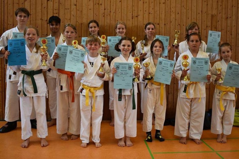 Erfolgreiche Neustädter Karatekas beim Schleswig-Holstein-Cup.