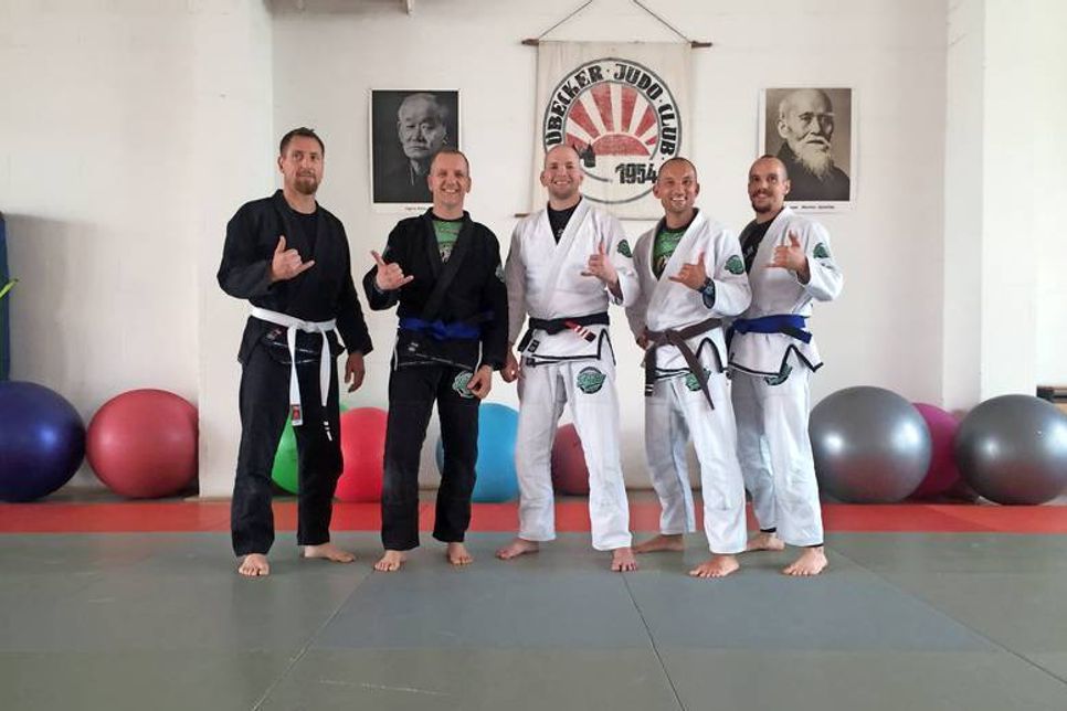 Die neuen Gürtelträger mit Trainer Philipp Wolf und Seminarleiter Mario Stapel: Lutz Bösenberg, Ralph Rillox, Mario Stapel, Philipp Wolf, Lars Burkhardt (v. lks.).