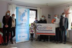 Familie Zilian (Mitte) von Creditfair in Neustadt überreicht Henning Reimann (re.), Geschäftsführer des Kinderschutzbundes Kreisverband Ostholstein e.V., Catrin Hansen (lks), Hausleitung der Einrichtung, und Silke Hüttmann (2. v. lks.), Fachbereichsleitung, 15 Tablets für die Bewohnerinnen der Einrichtung Janusz-Korczak-Haus in Bad Malente.