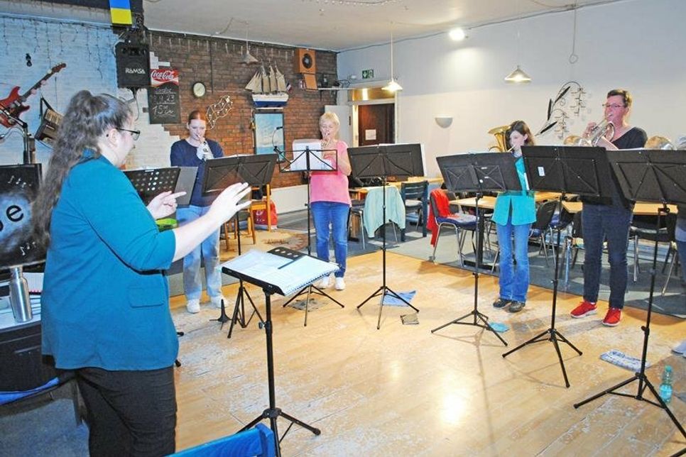 Laura Langer, Dirigentin des Musikzugs Plön, übt das Zusammenspiel der Stimmen für Horn und Trompete in der Strandklause, Fegetasche 98.