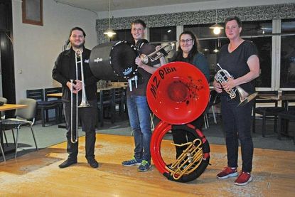 Patrick Schilling (v. l.), Marek Slamanig, Laura Langer und Petra Slamanig suchen ein neues Vereinsheim für den Musikzug Plön