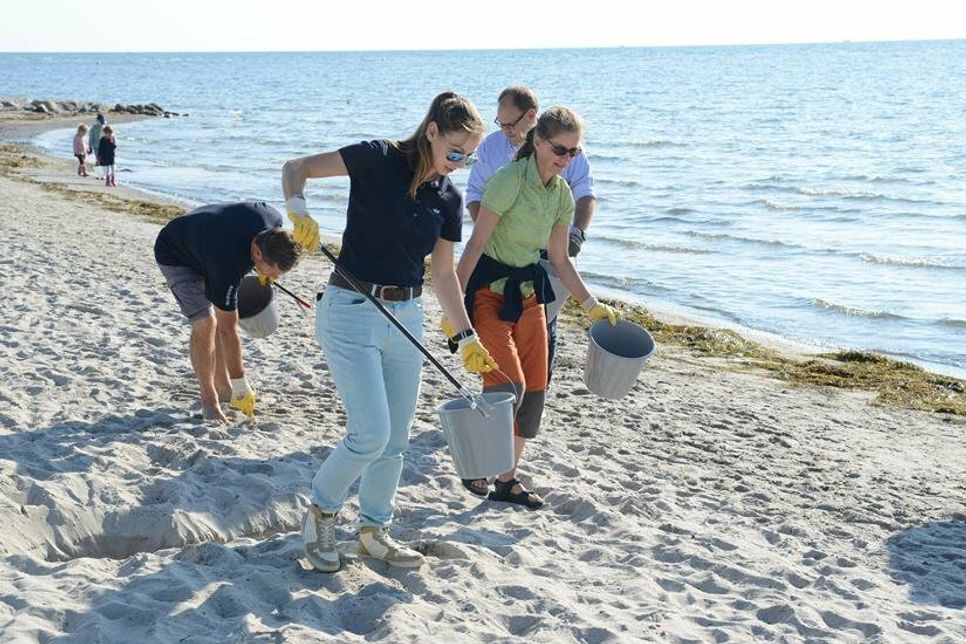 Die Beteiligten sammelten Müll auf einer Länge von insgesamt 4,4 Kilometern am Strand von Pelzerhaken und Neustadt.