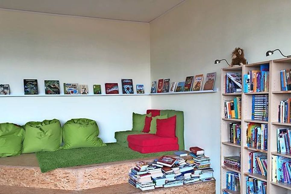 Die neue Schülerbücherei bietet eine gemütliche Sitzecke, in die sich die Schüler zum Lesen zurückziehen können.
