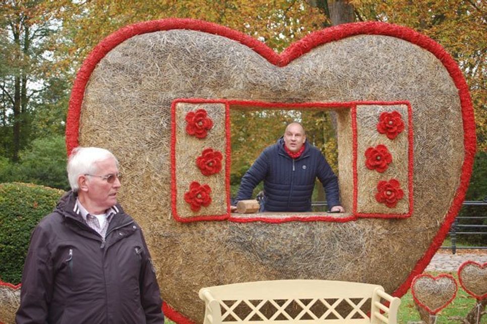 Ist ganz in seinem Element: Frank Duffner am Auktionatorenpult vor einem zauberhaften Modell der diesjährigen Installation.