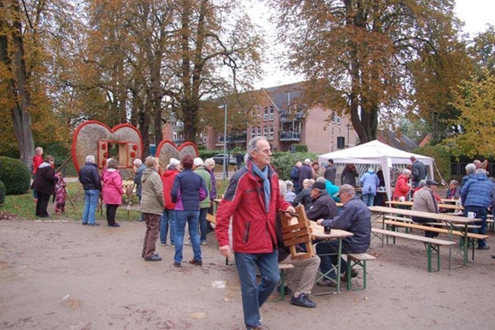 In früheren Jahren noch eine Stehveranstaltung: Inzwischen sind die Versteigerungen der Strohfiguren einer gemütlichen Kaffee- und Kuchenparty gewichen.