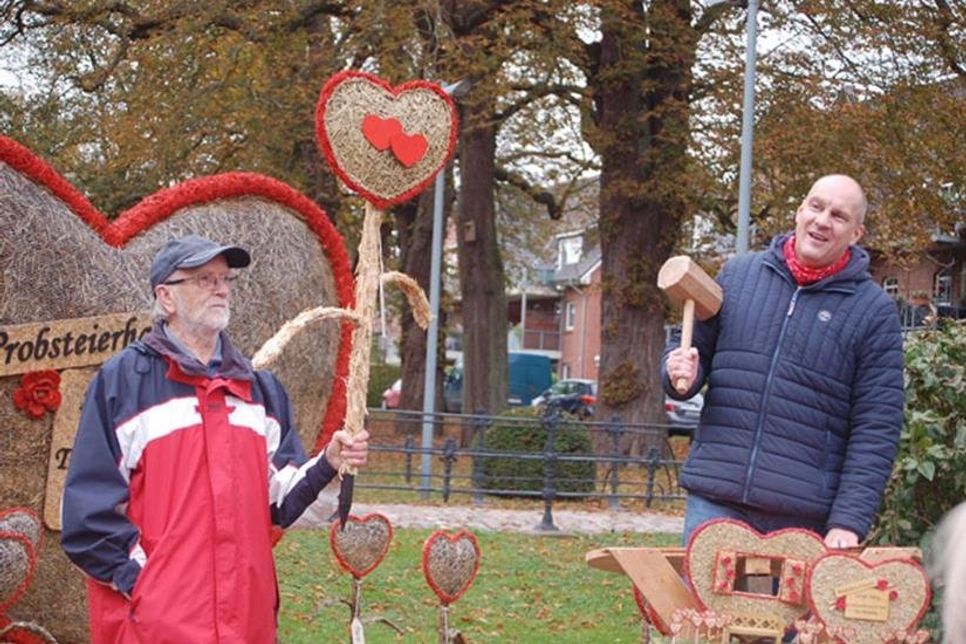 So eine große Figur lässt sich nur schwer versteigern. Frank Duffner gibt sein Bestes. Aber mehr als 25 Euro kommen nicht zusammen.