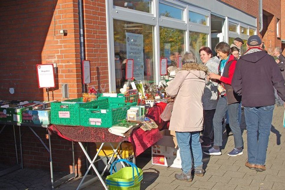 Die neue Stadtteilbücherei Neumühlen – Dietrichsdorf am Langen Rehm 29 ist eröffnet. 500 Besucher kamen zur Einweihung.