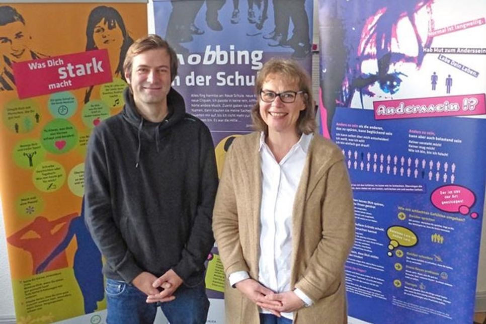 Dagmar Gertulla und Jörn Brücken von der Brücke Ostholstein mit einem Teil der Wanderausstellung „Wie geht’s?“ über psychische Gesundheit, die heute um 14 Uhr in der Kreisbibliothek mit vielen kleinen Aktionen und noch mehr Informationen eröffnet wird.