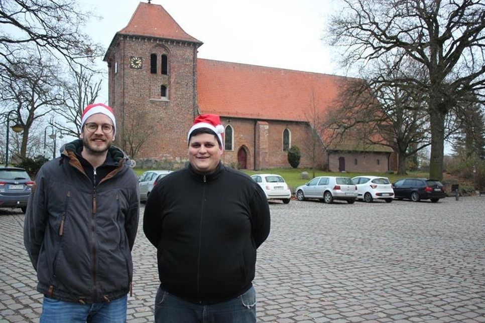 Alexander Löhr (lks.) und Vadim König richten den Weihnachtsmarkt in Lensahn zum zweiten Mal in Folge aus.