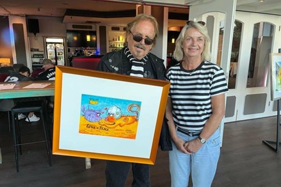 Frank Zander übergab sein Kiunstwerk persönlich.