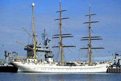 Die Gorch Fock von der Kiellinie aus gesehen.