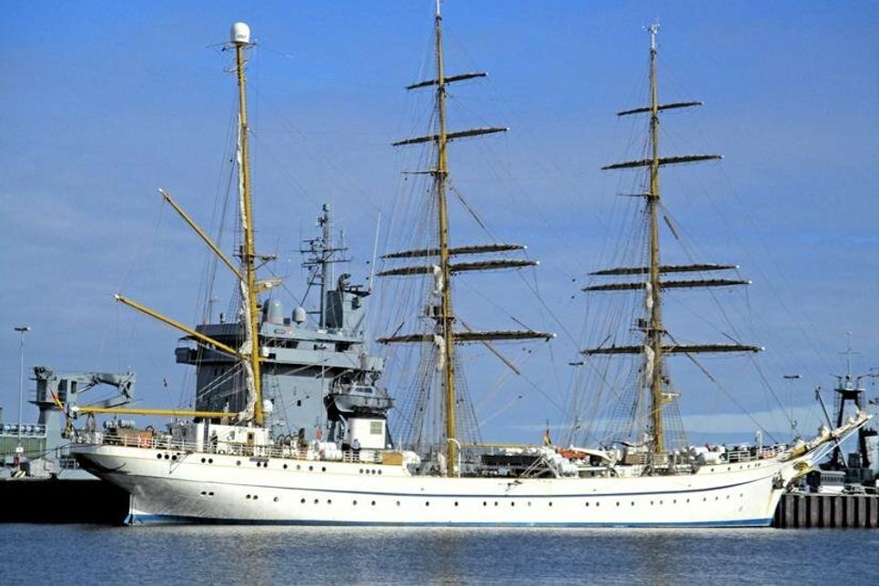 Die Gorch Fock von der Kiellinie aus gesehen.