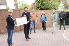Nadine Zeitz (Beisitzerin) und Prof. Thorsten Langer (2. Vorsitzender) von der „Lübeck Hilfe für krebskranke Kinder“ freuten sich, die Spende in Höhe von 720 Euro von Sven Muchow (der reporter), Jürgen Mohr (eska), Simon Köster und Sascha Luckow (Roundnet-Team; v. lks.) entgegenzunehmen.
