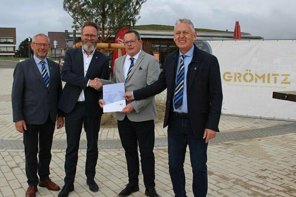 Bürgervorsteher Matthias Dammer, Wirtschafts- und Tourismusminister Claus Ruhe Madsen, Bürgermeister Sebastian Rieke und Tourismusleiter Manfred Wohnrade (v. lks.) bei der Übergabe im Dünenpark.