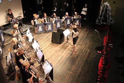 Orchesterleiterin Ulla Borchert dirigierte ihre Krabben durch den Sound der 70er.