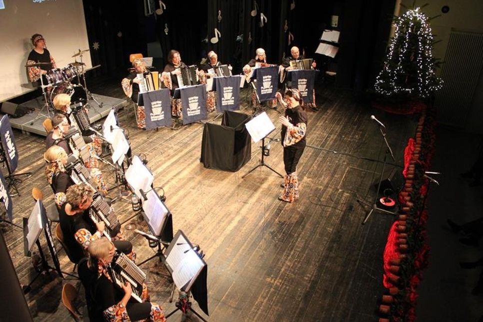 Orchesterleiterin Ulla Borchert dirigierte ihre Krabben durch den Sound der 70er.