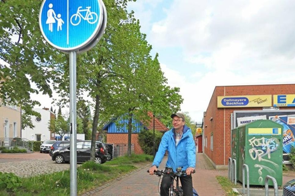 Tilo Hegenberg zeigt, wie man sorglos radelnd auf der Radspur der Kieckbusch-Ganges unterwegs ist …