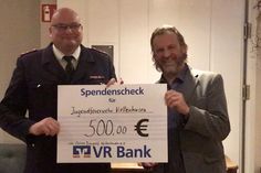 Kellenhusen. Ein vorweggenommenes Weihnachtsgeschenk erhielt die Jugendfeuerwehr des Ostseebades Kellenhusen. Heiko Behrens, 1. Vorsitzender des Ostsee Discgolf Kellenhusen, übergab im Rahmen der Feuerwehr-Weihnachtsfeier im Hotel Erholung dem Wehrführer der Feuerwehr Kellenhusen einen Scheck in Höhe von 500 Euro für die Jugendfeuerwehr. (red)