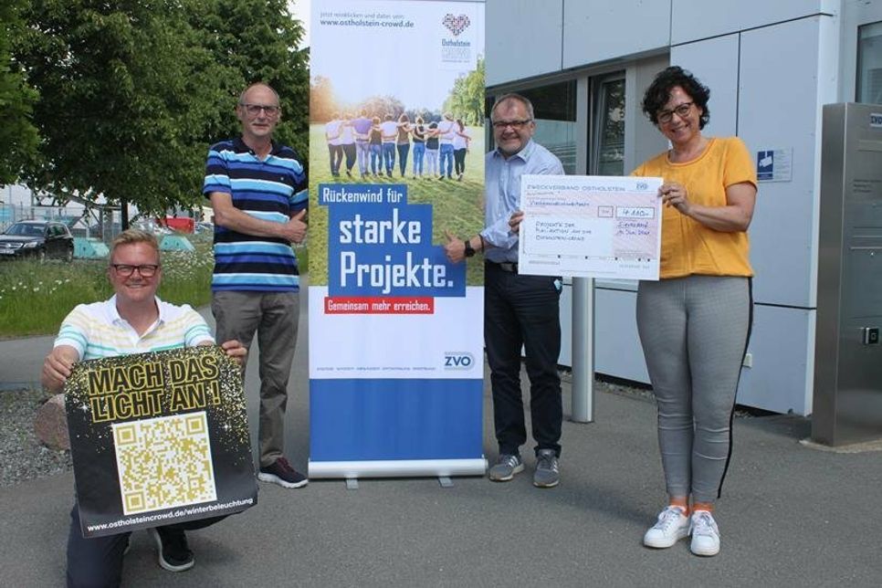 V. lks.: Sven Muchow (Gewerbeverein Neustadt), Rüdiger Jührs (TSV Pansdorf), Holger Werner (Gewerbeverein Neustadt) und Nicole Harkämper (ZVO) bei der Scheckübergabe.