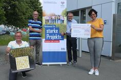 V. lks.: Sven Muchow (Gewerbeverein Neustadt), Rüdiger Jührs (TSV Pansdorf), Holger Werner (Gewerbeverein Neustadt) und Nicole Harkämper (ZVO) bei der Scheckübergabe.