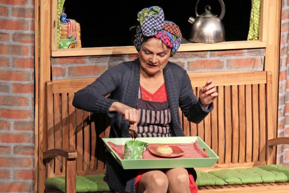 Wenn das Teebeutel-Etikett ins heiße Wasser rutscht: für Hausfrau Ella B. eine von vielen Situationen, in denen „die Gegenstände gegen sie sind“.