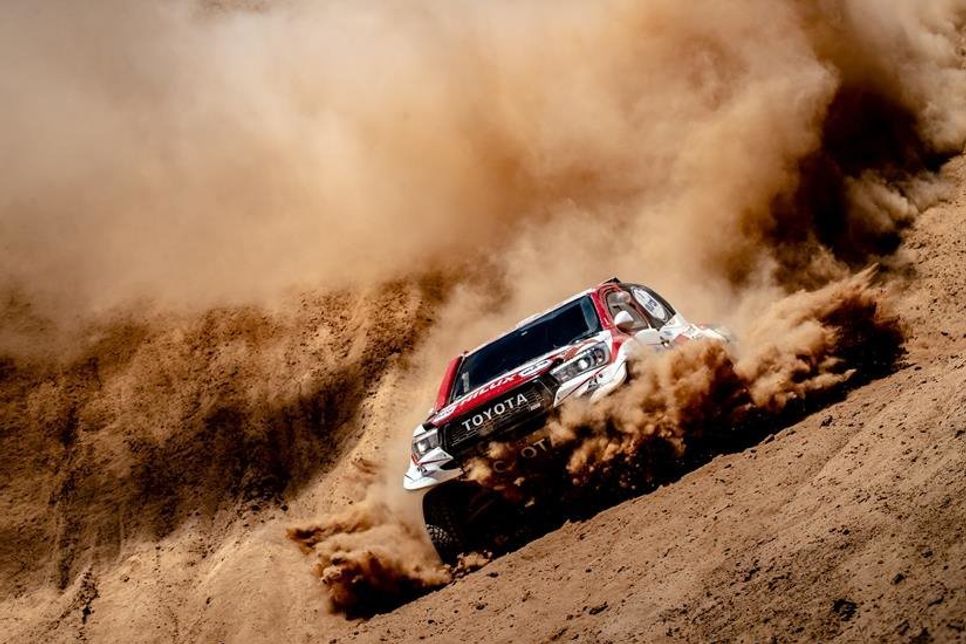 Auf Erholung folgt volle „Dakar“-Härte: Etappe sechs forderte Giniel de Villiers und Dirk von Zitzewitz mit weichem Sand. Foto: MCH Photo/Toyota Gazoo Racing SA