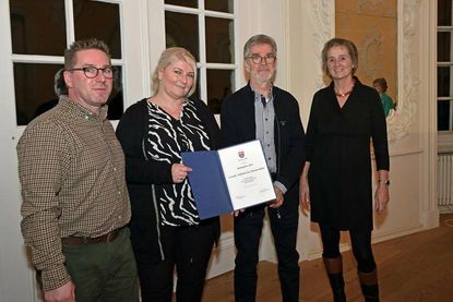 Familie Reher aus Schönweide erhielt den Kulturpreis für die Erhaltung des alten Schafstalls und der Försterei – (v. l.) Christian Reher, Anna-Karina Steinhard, Wilfried Reher sowie (nicht im Bild) Cornelia Reher. Kreispräsidentin Hildegard Mersmann überreichte den Preis in einer Feierstunde im Plöner Prinzenhaus.