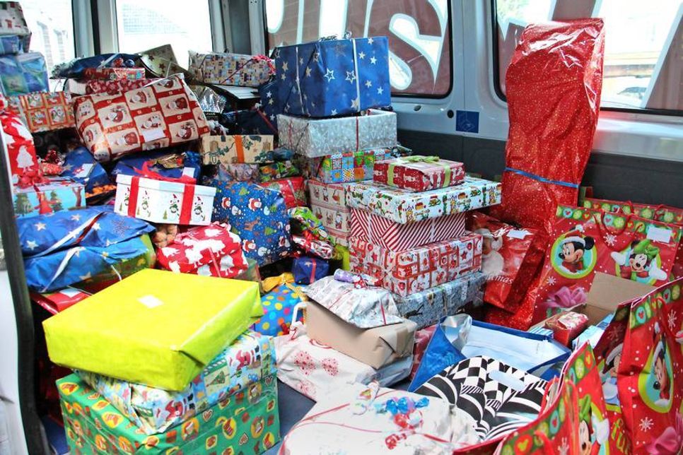 Die Ladefläche des reporter-Lieferwagens war pickepackevoll mit Geschenken.