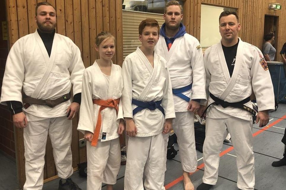Am 25. Januar sind 5 der 7 gemeldeten Starter der NLC-Judosparte nach Rendsburg zum Internationalen 37. Neujahrsturnier gefahren, um sich zu messen. Leonie Evers hat ihre ersten Kämpfe in der U15 erleben dürfen und war ihren Gegnerinnen leider unterlegen. Paul Noack hat das erste Mal in der U18 gekämpft und gewann von vier Kämpfen einen mit einem Hebel. Bei den Männern erkämpften sich Matthias Fröhlich und Chris Stühmer den ersten Platz. Jonas Dittmer hat nach extrem starker Leistung den 3. Platz mit zwei gewonnen Kämpfen errungen. Am Tag zwei der U9 und U12 errang Lothar Sorg den 2. Platz und seine Schwester Aileen Sorg den 1. Platz. (red)