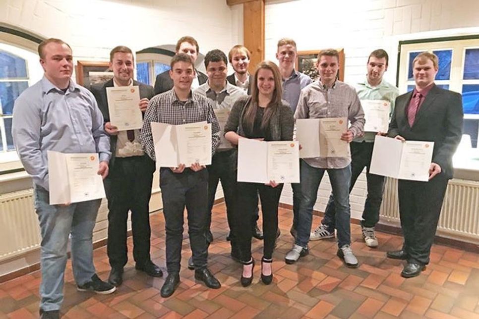 Eine Junggesellin und zehn Junggesellen wurden von der Metall-Innung Holstein Nord am 1. Februar 2019 freigesprochen. Stolz halten sie ihre Gesellenbriefe in die Kamera.