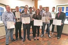 Eine Junggesellin und zehn Junggesellen wurden von der Metall-Innung Holstein Nord am 1. Februar 2019 freigesprochen. Stolz halten sie ihre Gesellenbriefe in die Kamera.